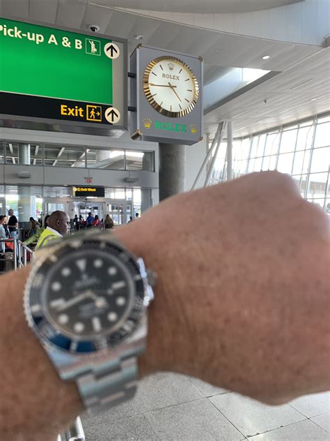 guy walks away with ring rolex|Rolex stolen by airport security at JFK .